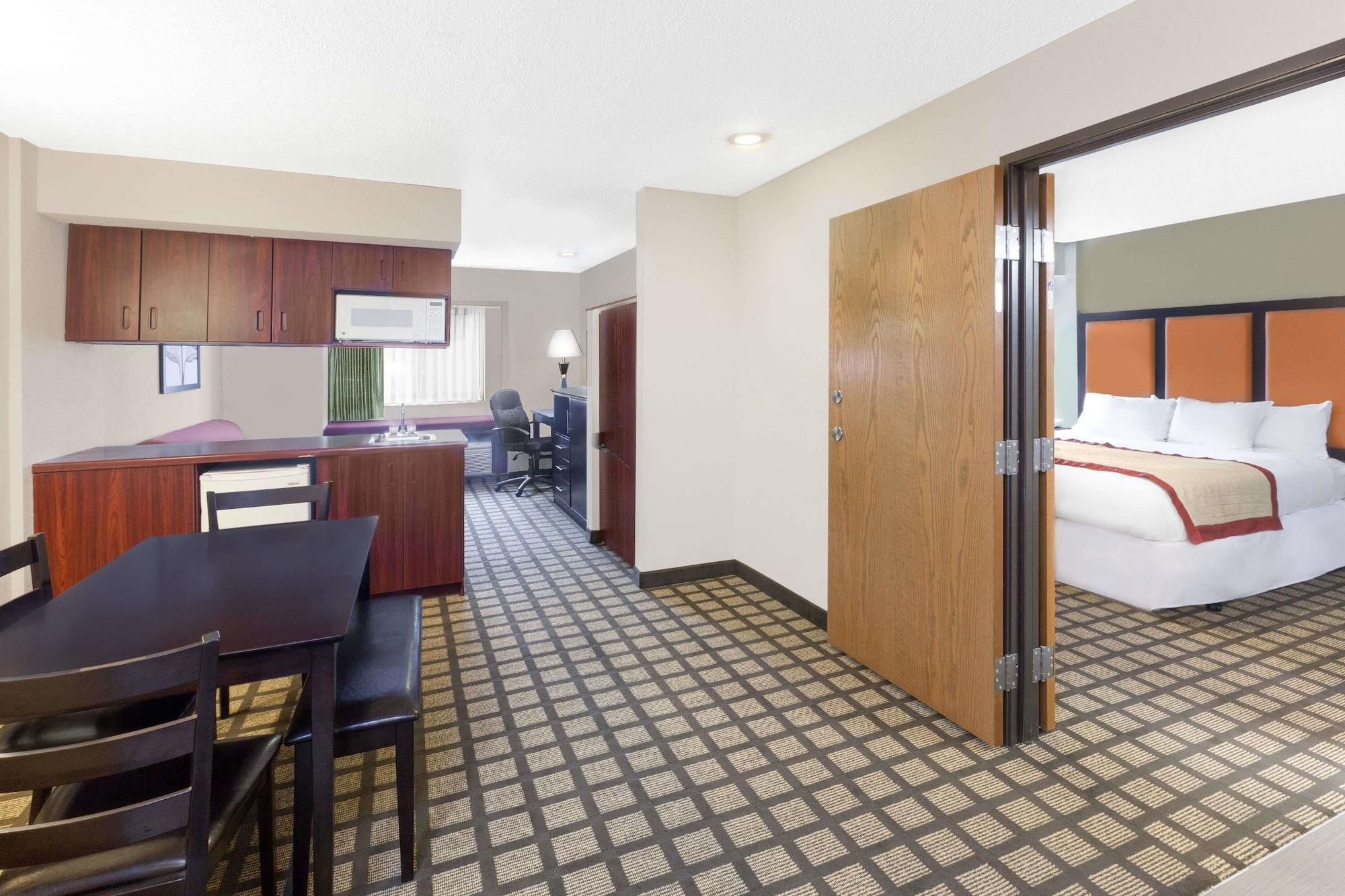Baymont By Wyndham Gaylord Hotel Bagian luar foto