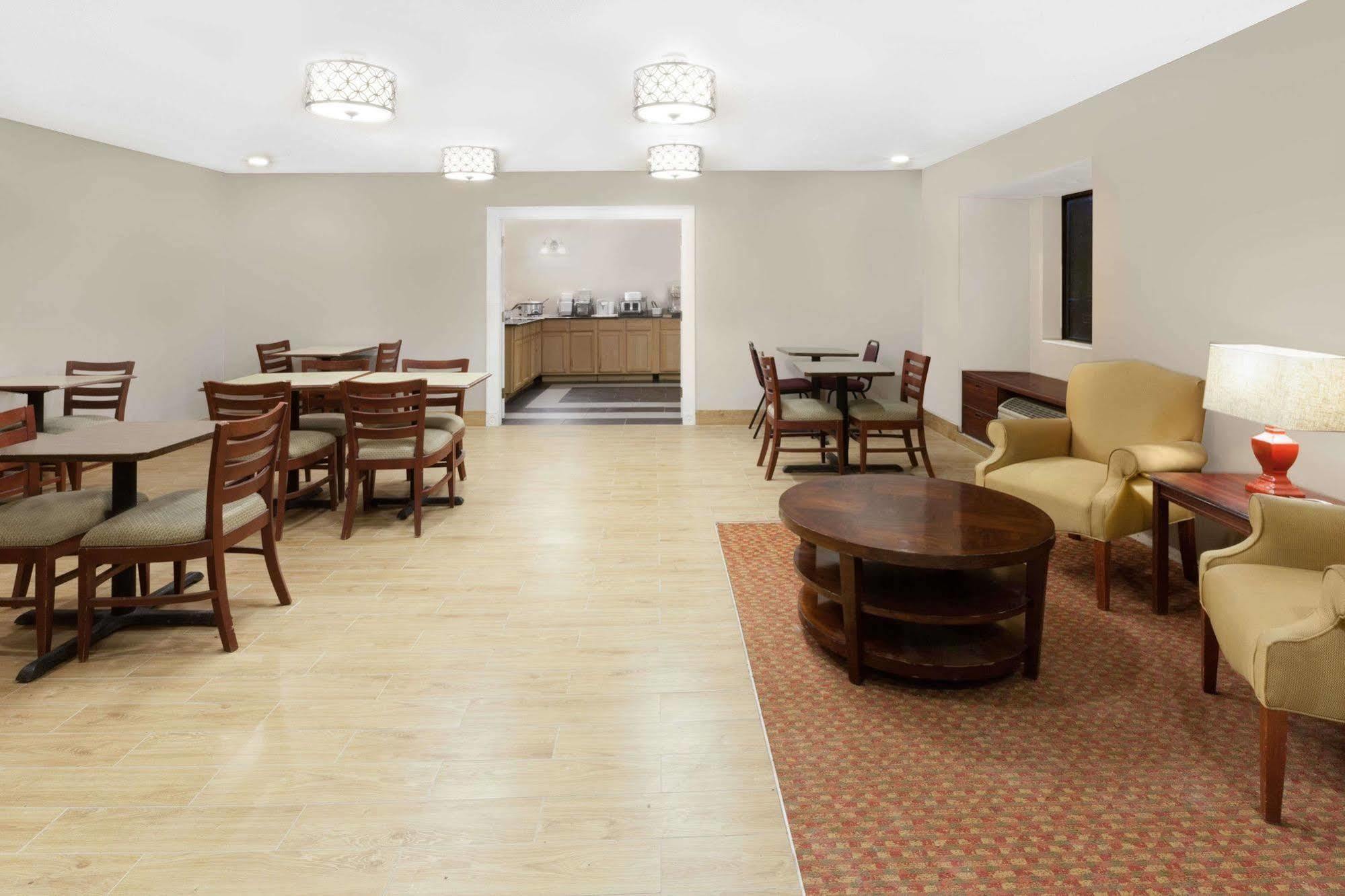 Baymont By Wyndham Gaylord Hotel Bagian luar foto