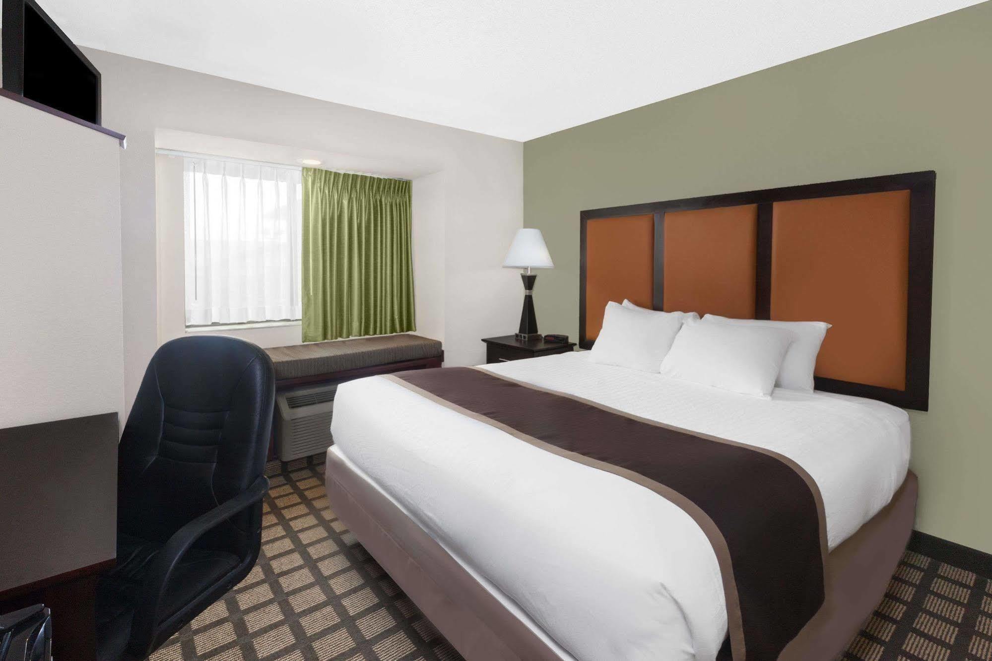 Baymont By Wyndham Gaylord Hotel Bagian luar foto